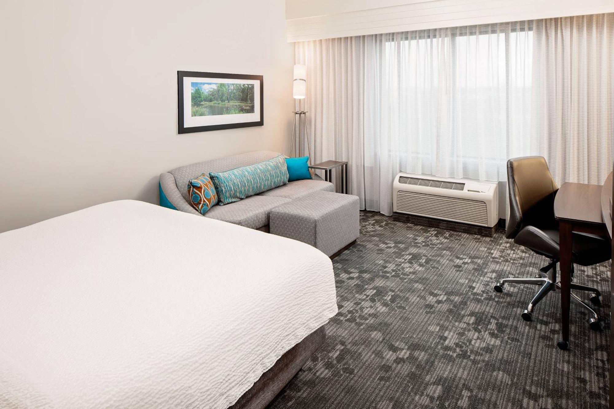 Courtyard By Marriott Hotel