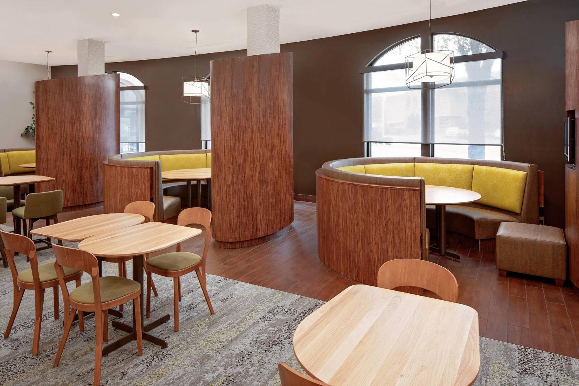 Courtyard By Marriott Hotel